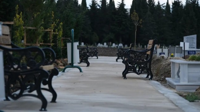 Mezarlıkta Yenileme Çalışmalarına Hız Kesmeden Devam Ediyor