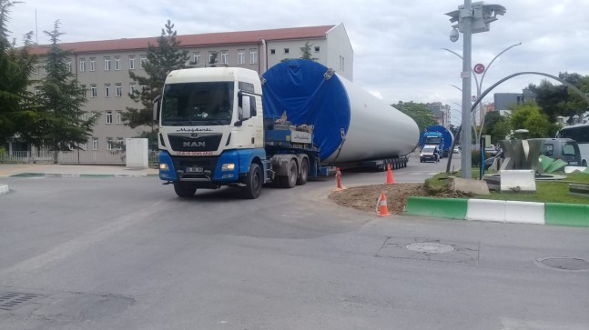 Rüzgar Gülü Direklerini Taşıyan Tırlar için Önlemler Aldı