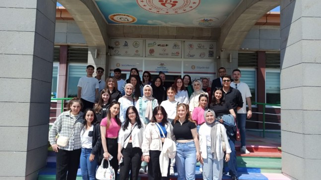 Öğrencilere kahvaltı etkinliğiyle ev sahipliği yaptı