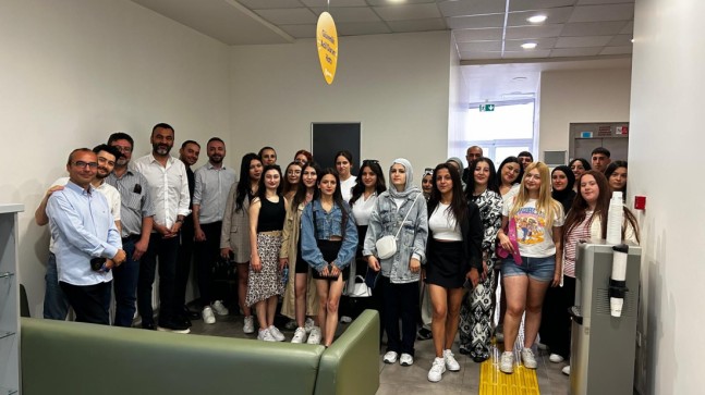 İŞ DÜNYASININ KAPILARINI AÇTILAR