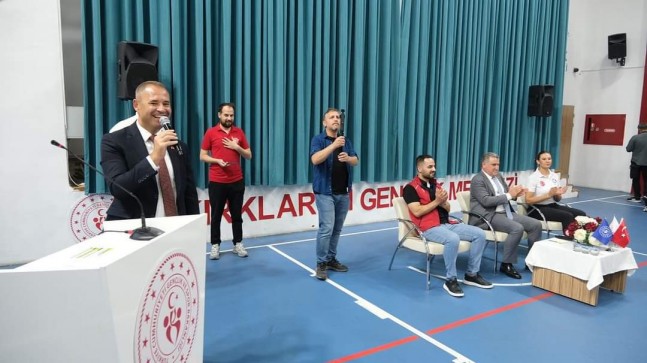 Başkan Derya Bulut ve Bakan Dr. Osman Aşkın Bak ‘Gençlik Buluşması’nda Bir Araya Geldi