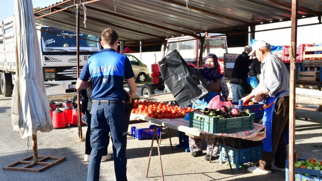 Babaeski Belediyesi’nden Pazarcı Esnafa Çöp Poşeti Dağıtımı