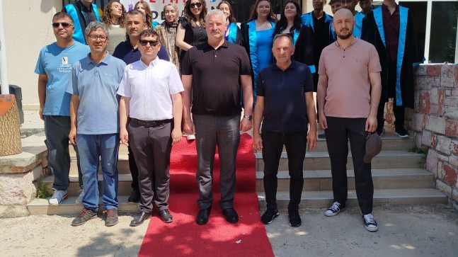 PEHLİVANKÖY’DE GENÇLER MEZUNİYET SEVİNCİ YAŞADI