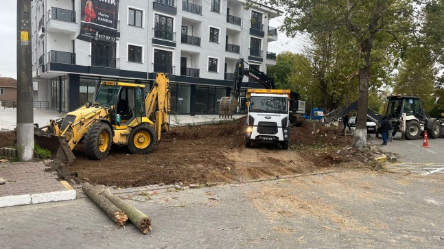 Büyükkarıştıran’da Trafiğe Nefes Aldıracak Kavşak Düzenlemesi Başladı