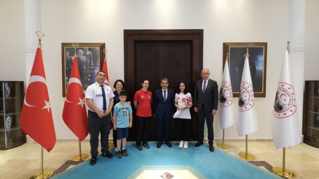 Vali Ekici milli sporcu ve antrenörünü makamında kabul etti