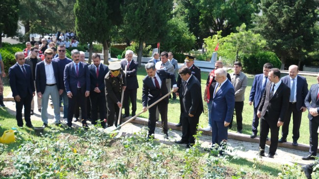 15 Temmuz şehitlerinin aziz hatırası için 252 gül fidanı toprakla buluşturuldu