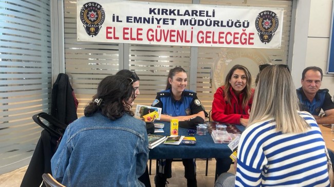 Üniversitede bilgilendirme standı açtılar