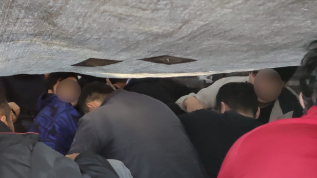 Durdurulan araçlarda 50 kaçak göçmen görüldü