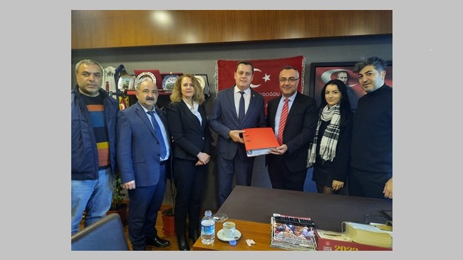 Ön seçim için toplanan imzaları iletti
