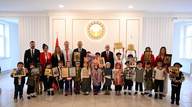  “KURTULUŞ GAZETESİ”NİN ÖZEL SAYISI VALİ UĞUR TURAN’A TAKDİM EDİLDİ