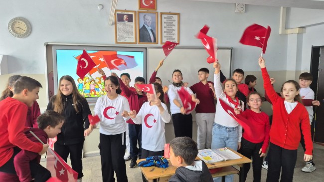 MİNİK YÜREKLERDEN BAYRAK SEVGİSİ