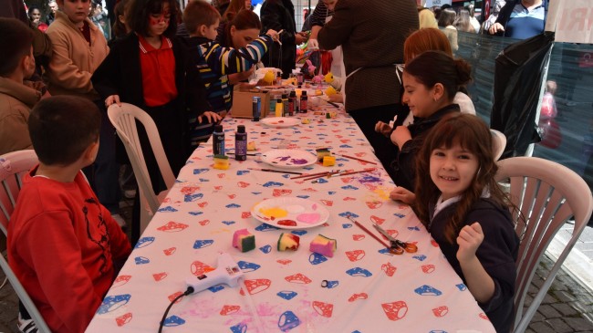 23 Nisan’da çocuklar eğlenceye doydu