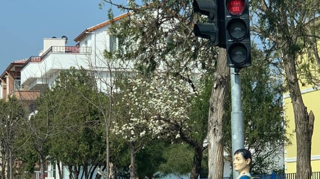 Trafik ışıkları ‘evde kal’ diyor