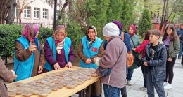 Kadir Gecesi nedeniyle helva dağıtıldı
