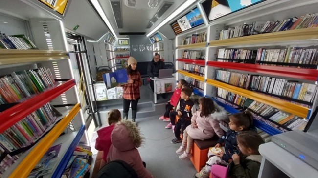 Gezici kütüphane köy okullarındaydı