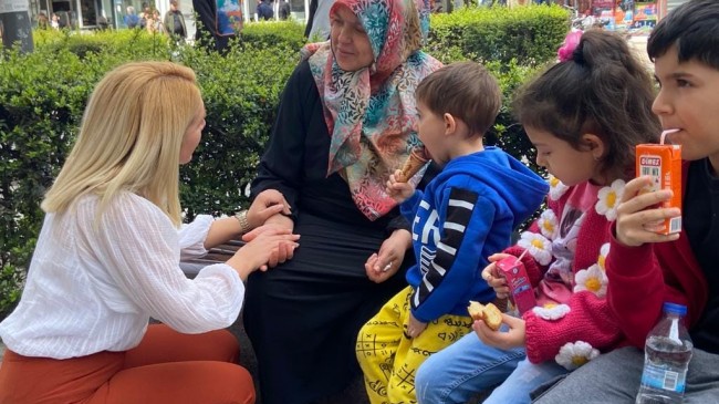 MHP İstanbul caddesi esnafını gezdi