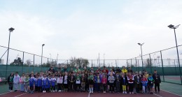 Kort tenisi şenliği