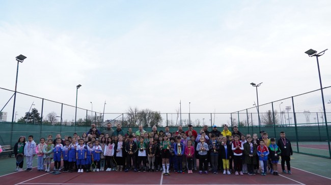 Kort tenisi şenliği