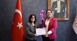 Yılın ebelerini makamında misafir etti