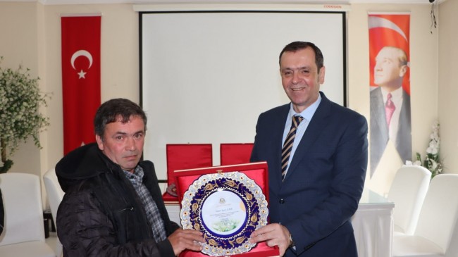 Başkan Özalp emekli personele plaket verdi