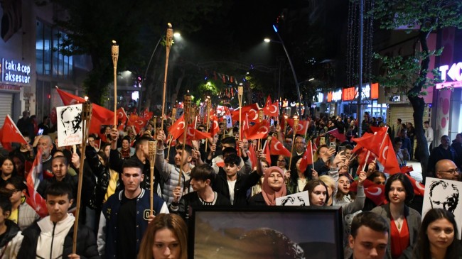 On binler bağımsızlık coşkusuyla yürüdü!