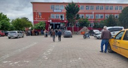 Babaeski Atatürk Ortaokulunda vatandaşlar oy kullanmaya devam ediyor