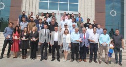 Deprem bölgesine giden öğretmenlere plaket takdim edildi