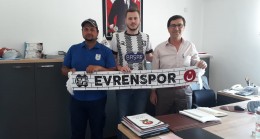 Altyapıdan çıkan forvet yuvada kaldı