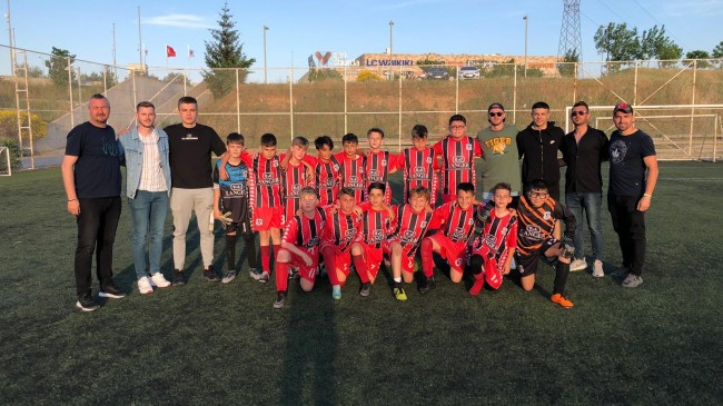 Abiler kardeşleri yalnız bırakmadı