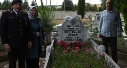 Şehidin kabri başında Yasin-i Şerif okundu