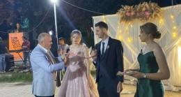 Başkan Seçen genç çiftin nikah yüzüklerini taktı