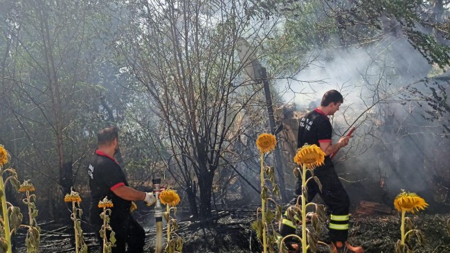 Kumrular köyünde ev yangınına birlikte müdahale ettiler