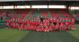 Yaz futbol okulunda sporculara hediye formalar verildi