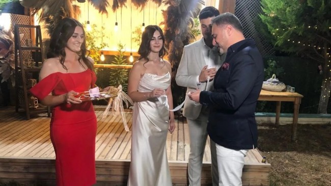 Milletvekili Sarıçam genç çiftin nişan yüzüklerini taktı