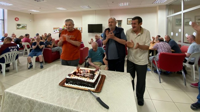 Ağustos ayında doğanların hep beraber pastasını kestiler