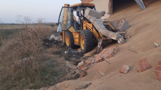 TMO’NUN BÜYÜKMANDIRA’DA KİRALADIĞI DEPONUN DUVARI DAYANMADI