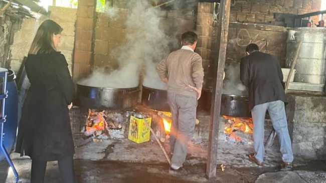 Pekmez kazanı kaynarken incelemede bulundular
