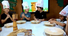 Minik eller ekmek yaptı