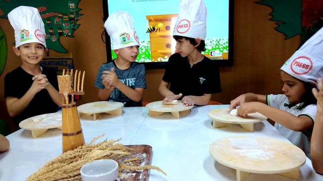 Minik eller ekmek yaptı