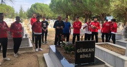 Efsane kaptanın kabrini ziyaret ettiler