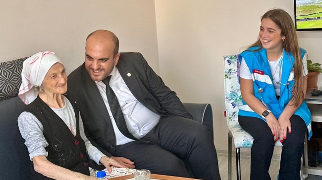Evde sağlık hizmeti alanların Cumhuriyet Bayramını kutladılar