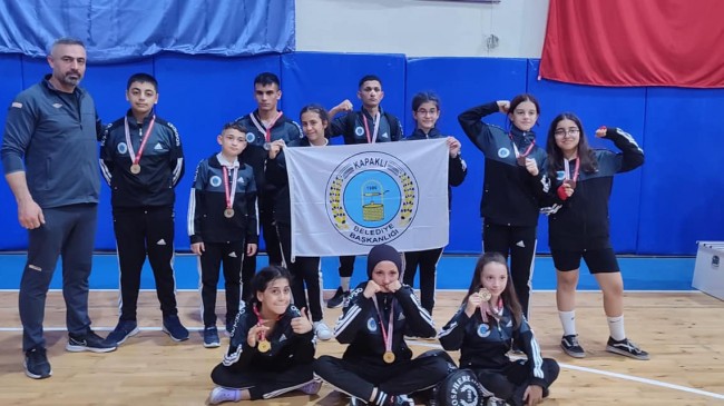 Kupa ve madalyalarla döndüler