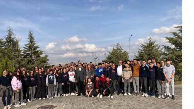 Babaeski’de Cumhuriyet’in 100 yıldönümü için 100 öğrenci 100 fidan dikti