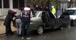 Motosikletteki kar maskeli saldırgan, otomobildekilere ateş açtı: 3 yaralı