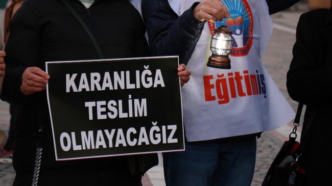 Edirne’de, ‘kalıcı yaz saati’ uygulamasına gemici fenerleriyle protesto