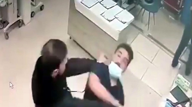 Hasta yakını hemşireyi darbetti; saldırı anı kamerada