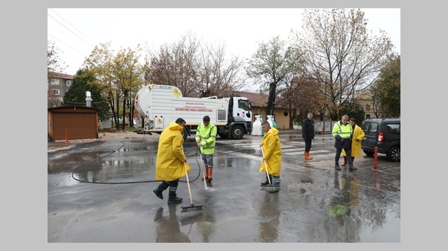 Kırklareli Belediyesi, yağış sonrası sahadaki mesaisine aralıksız olarak devam etti