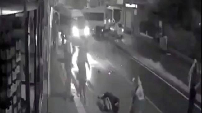 Minibüsün çarptığı motosikletteki 2 kişi yaralandı