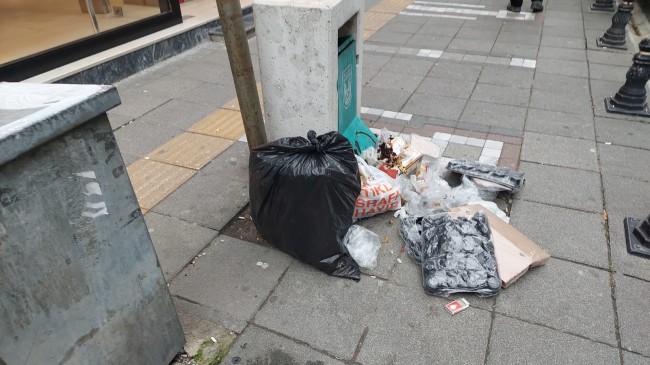 Lüleburgaz Fatih Caddesi’nde çöp sorunu görüntü kirliliği yaratıyor