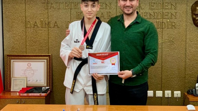 Babaeski Belediye Başkanı Fırat Yayla, Sporcu Yusuf Acar’ı Tebrik Ediyor